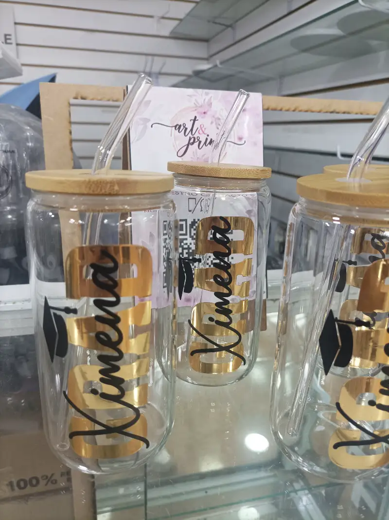 Vaso de vidrio con popote